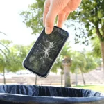 Las terribles consecuencias de tirar tu teléfono móvil a la basura