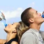 Lo que realmente pasa en tu cuerpo por beber más de 2 litros de agua al día