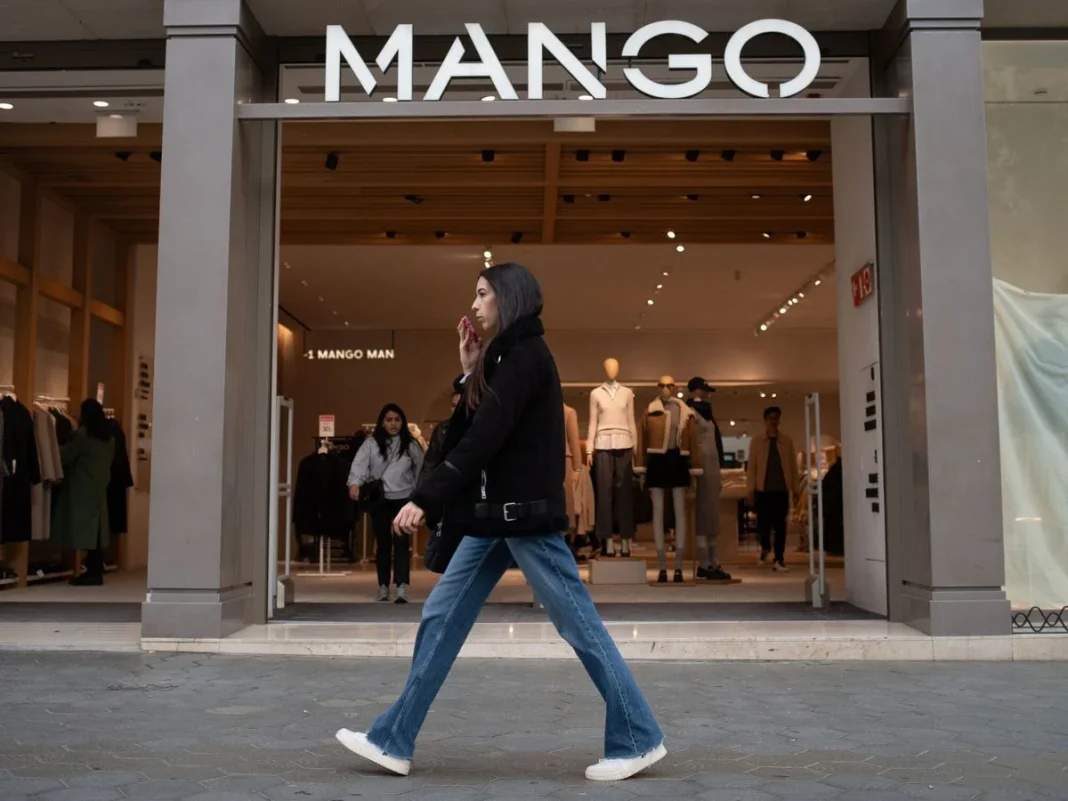 Mango lanza su blusa de satén: elegancia y versatilidad para cualquier ocasión