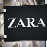 Zara reinventa el clásico jersey de cuello alto con detalles en relieve