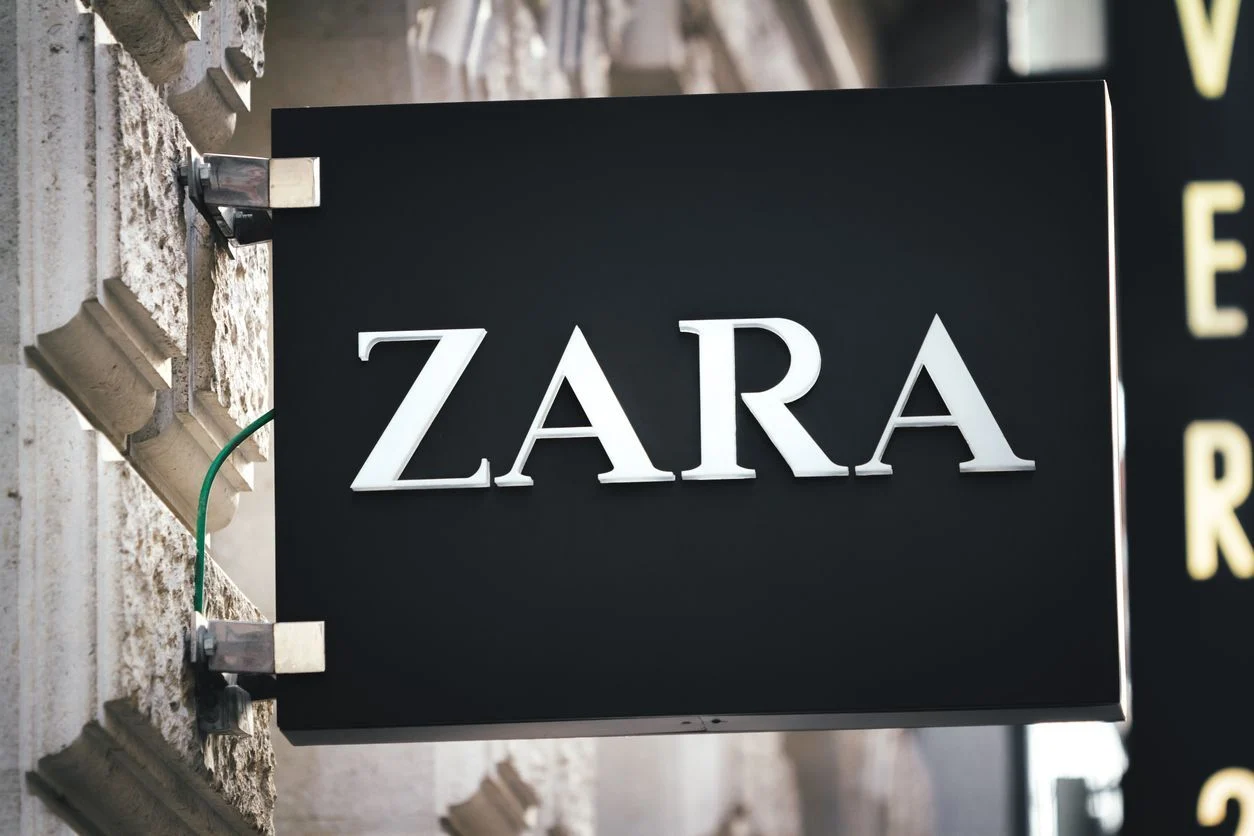 Zara reinventa el clásico jersey de cuello alto con detalles en relieve