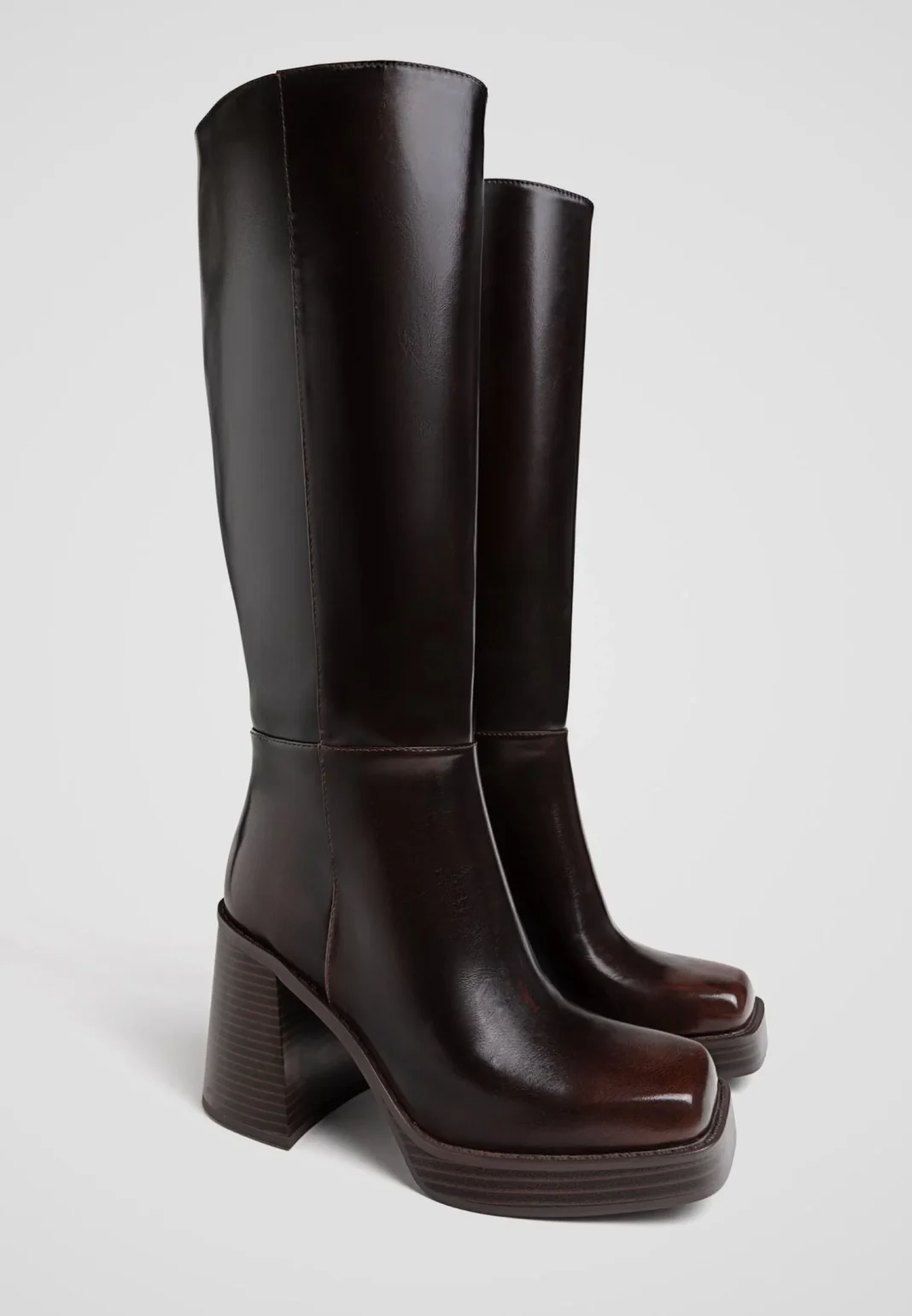 Stradivarius eleva el estilo con sus botas de tacón alto y plataforma para el otoño-invierno