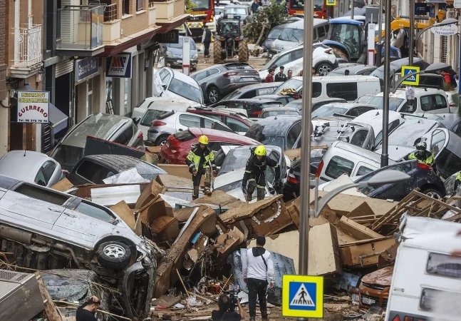 coches amontonados 31 octubre DANA Merca2.es