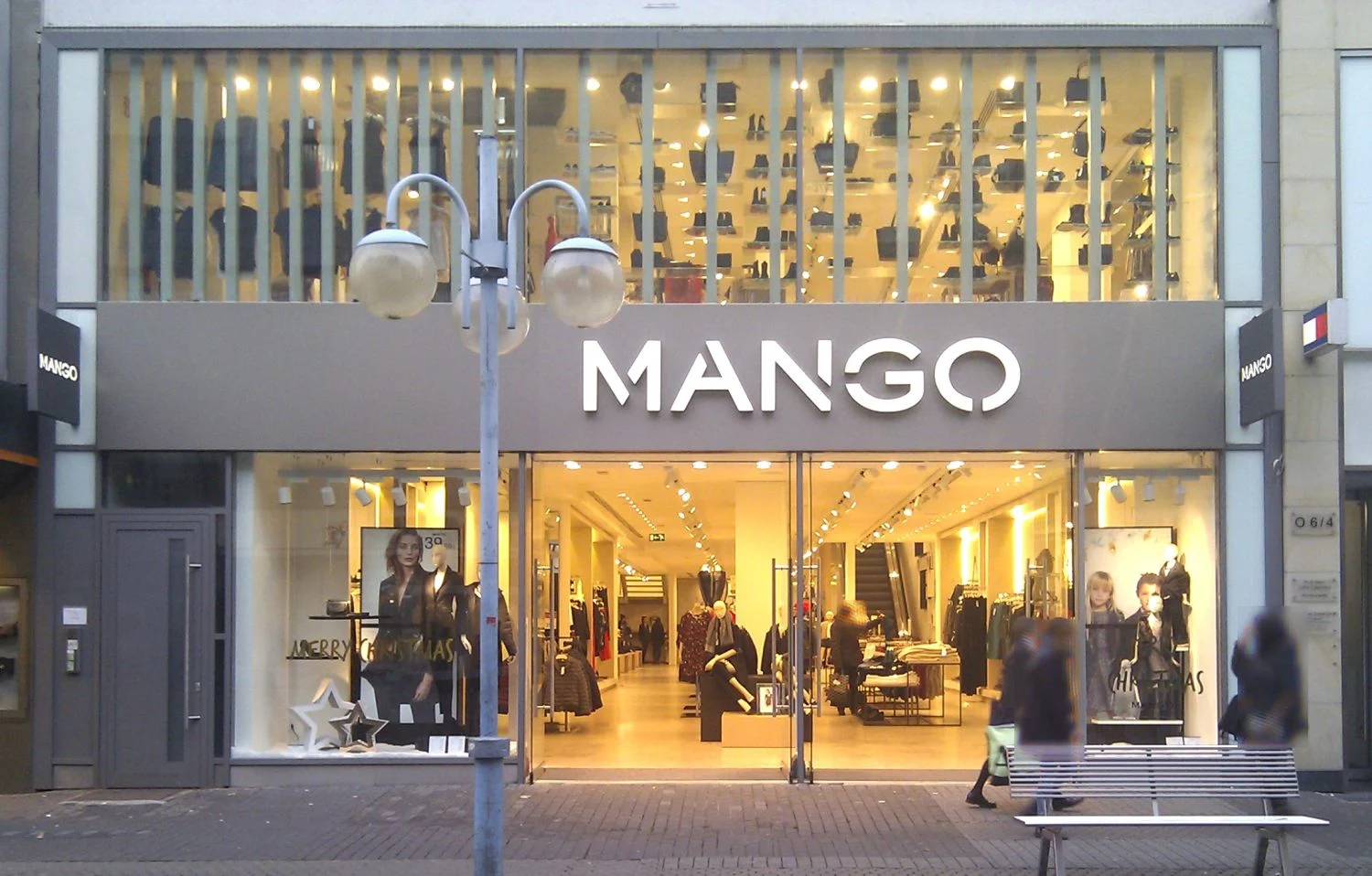 Mango apuesta este invierno por los abrigos calentitos y el color burdeos