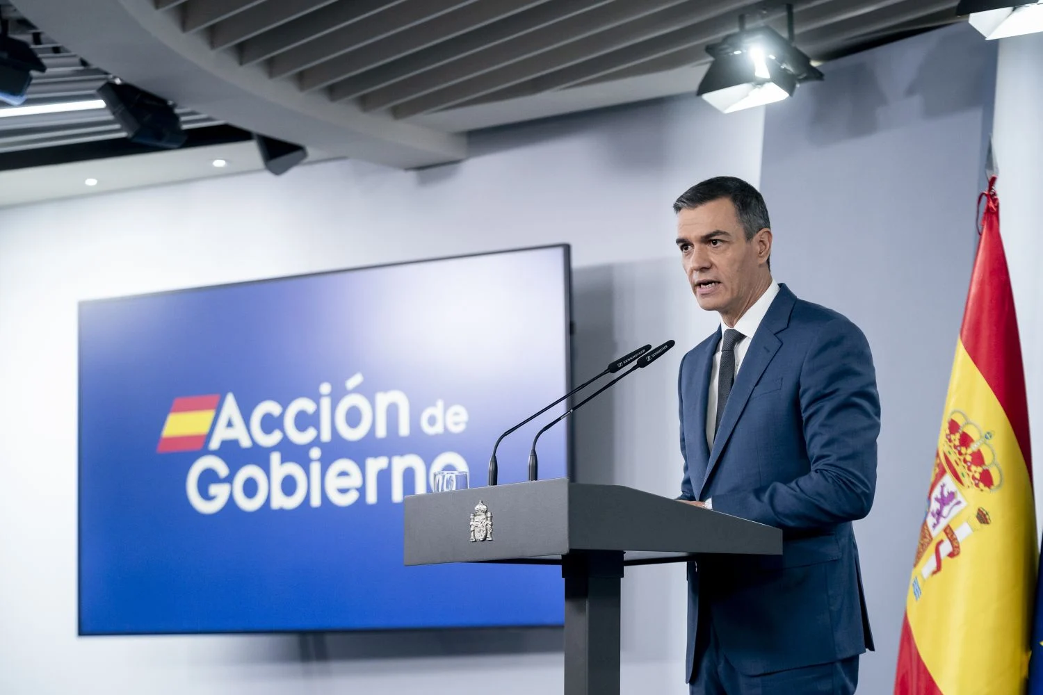 Pedro Sánchez se ‘agarra’ a Caixabank, Banco Santander, BBVA, Banco Sabadell y el resto de la banca para superar la DANA