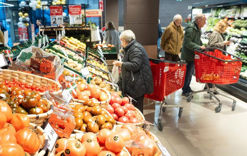 Eroski gana 66,3 millones en los nueve primeros meses del año, un 37% menos, pero factura un 2,4% más