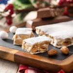 Así se hace uno de los dulces más típicos de Navidad en España, el turrón duro de almendras