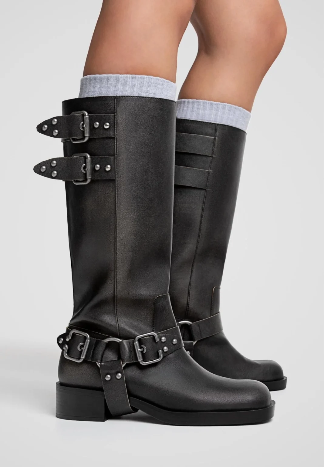 Botas planas biker desgastadas hebillas