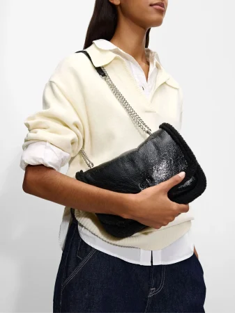 Bolso de hombro con cadena y efecto pelo: el toque chic que necesitas