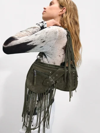 Bolso de hombro de piel con flecos: el complemento boho-chic de esta temporada