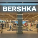 El crop top de Bershka es un básico para llevar con una chaqueta encima