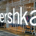 Haz que tu Navidad sea aún más brillante con esta cazadora metálica de Bershka