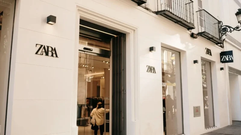 Los pantalones de cuero de Zara que no pueden faltar en tu armario esta temporada