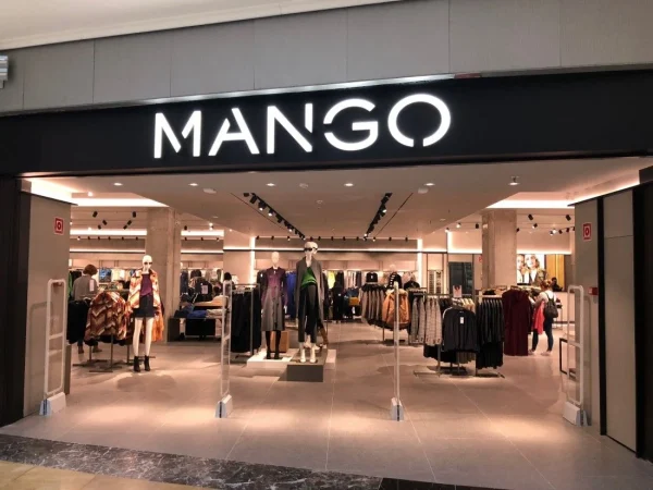 Mango reinventa el clásico trench con este diseño de gabardina moderna