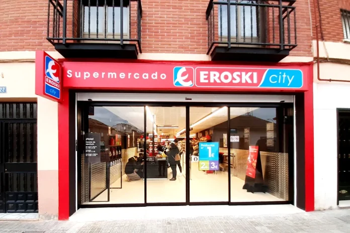 Eroski trata de 'comprar' a sus clientes con auriculares, entradas de cine y mochilas