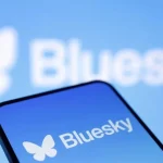 Bluesky aprovecha su auge y aplica lo peor de Twitter