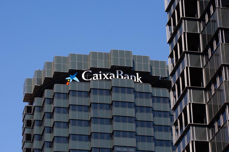 CaixaBank incrementa sus beneficios hasta los 5.787 millones de euros en 2024, alcanzando un crecimiento del 20,2%