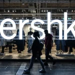 Bershka introduce el jean de tiro alto que estiliza y alarga la figura