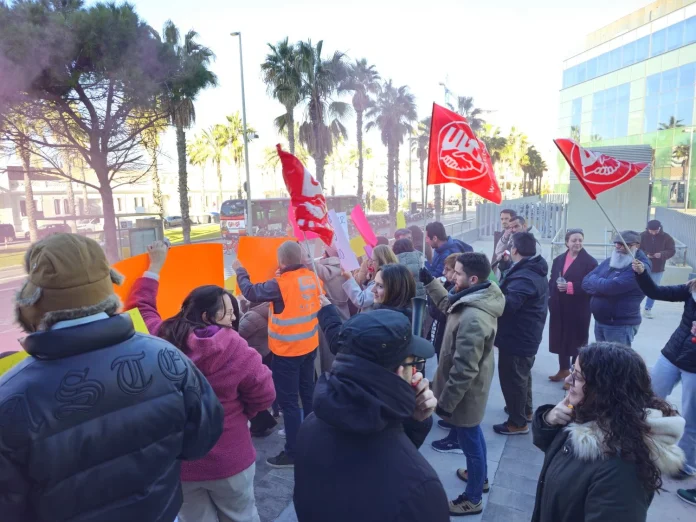 Concentración a las puertas de la sede de Holaluz