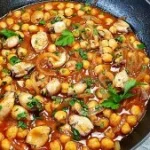 Garbanzos con calamares, una forma distinta de tomar legumbres