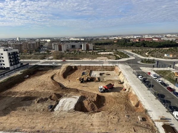 Imagen aerea del suelo sobre el que ya se esta construyendo la promocion Korys de AEDAS Homes en Las Sedas Alcala de Henares Merca2.es