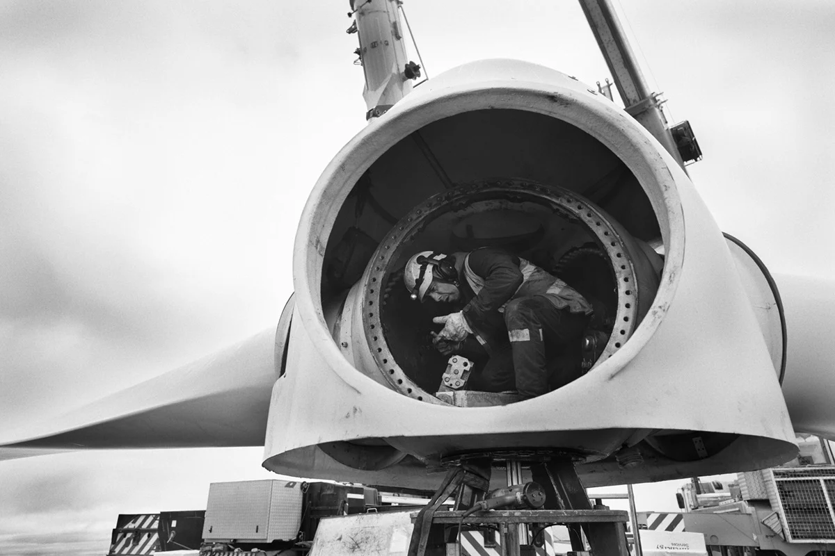 Operarios trabajando en labores de desmantelamiento del rotor de uno de los aerogeneradores del Parque Eolico de Aldeavieja Merca2.es