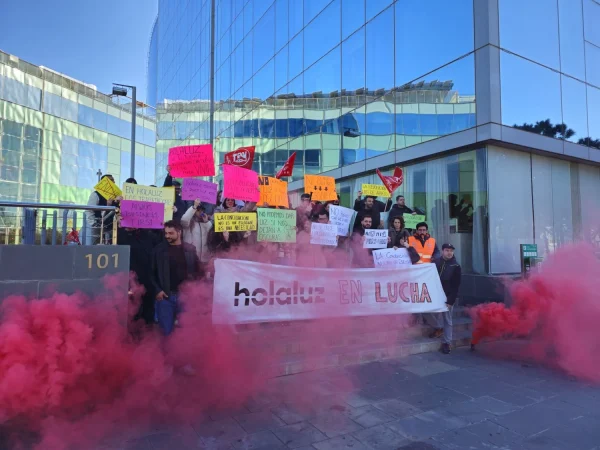 Pancarta manifa frente a sede de Holaluz