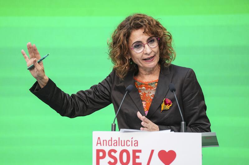 Montero ve insostenible la subida del SMI sin tributar IRPF y pide «pedagogía» ante el «populismo fiscal»