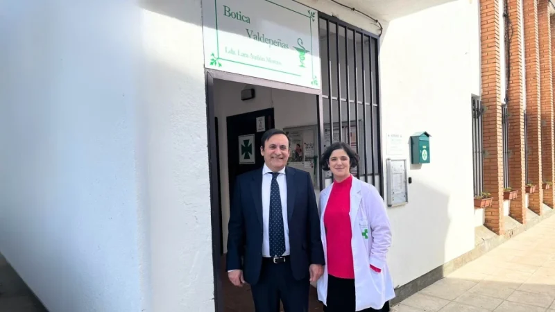 Eduardo Pastor y Lara Aunon en la farmacia de Valdepenas de la Sierra 2 Merca2.es