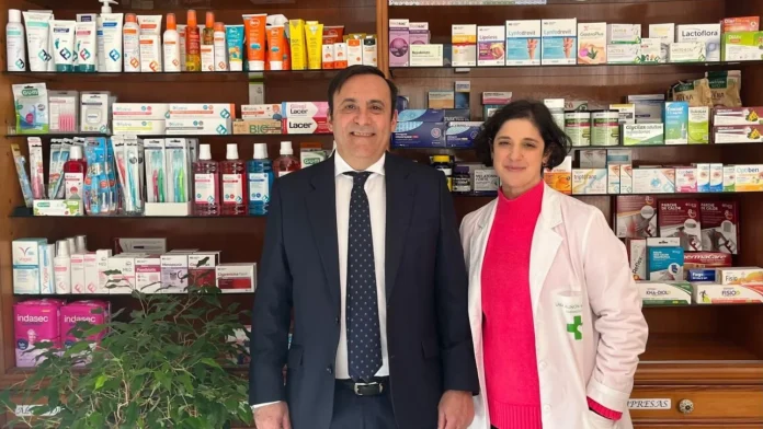 Eduardo Pastor y Lara Auñón en la farmacia de Valdepeñas de la Sierra