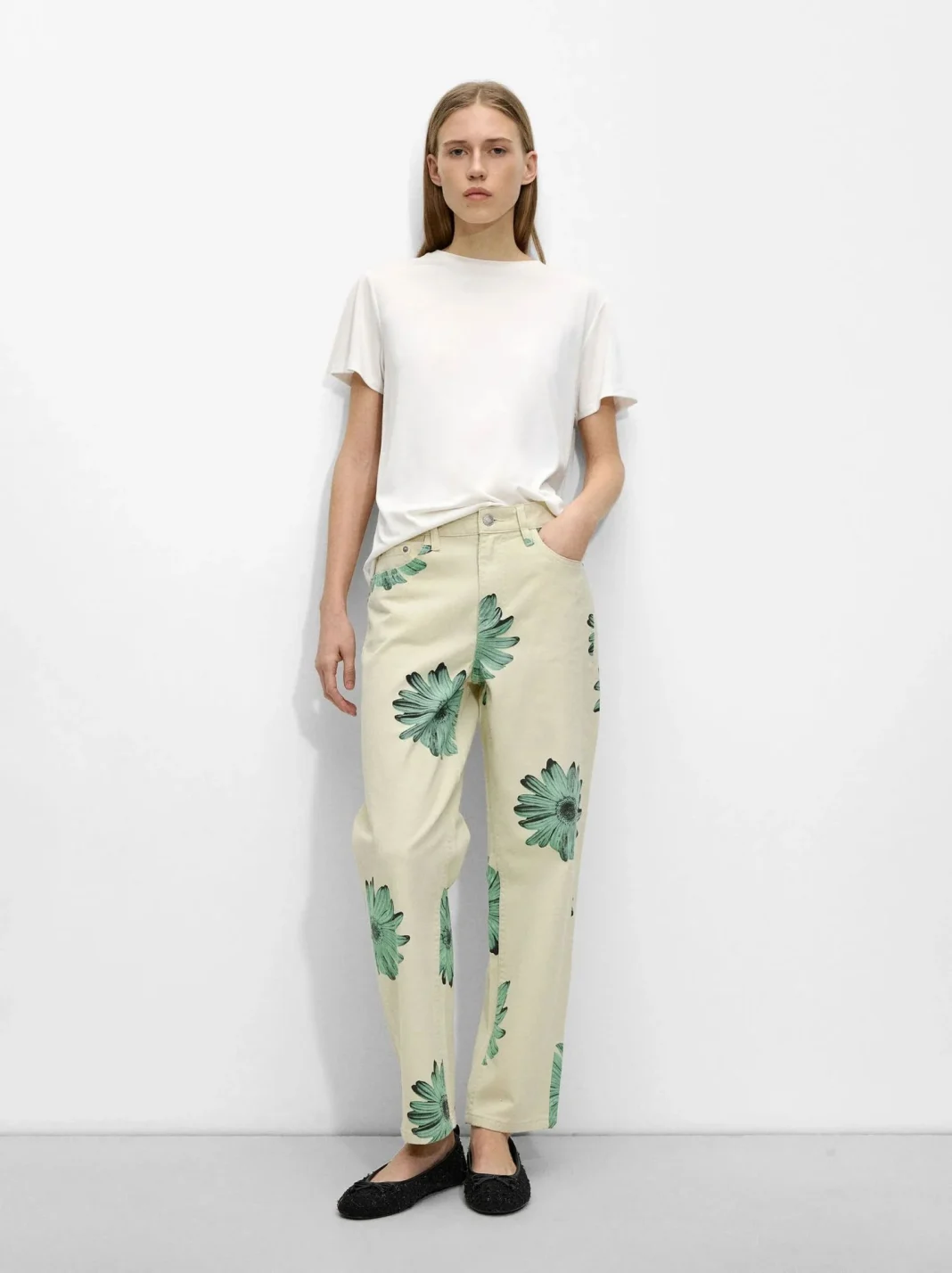 Pantalón Vaquero con Estampado Floral