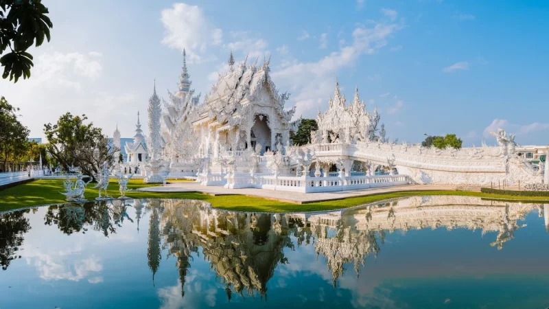 TAILANDIA Templo Blanco shutterstock 2263485263 Merca2.es