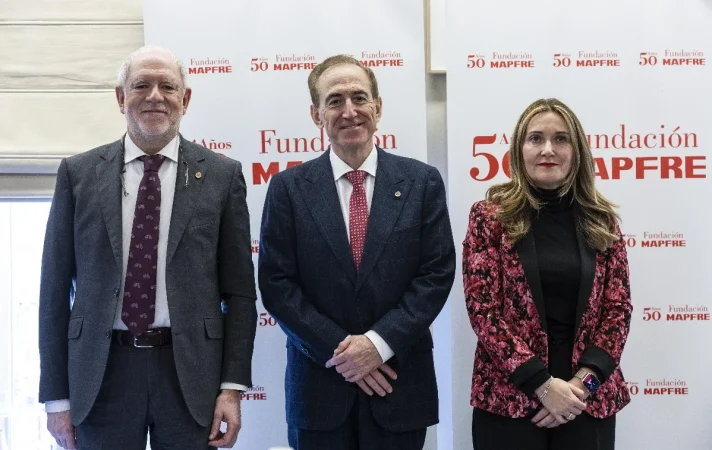 Foto de grupo, con Antonio Huertas , Julio Domingo y Elvira Vega. Mapfre