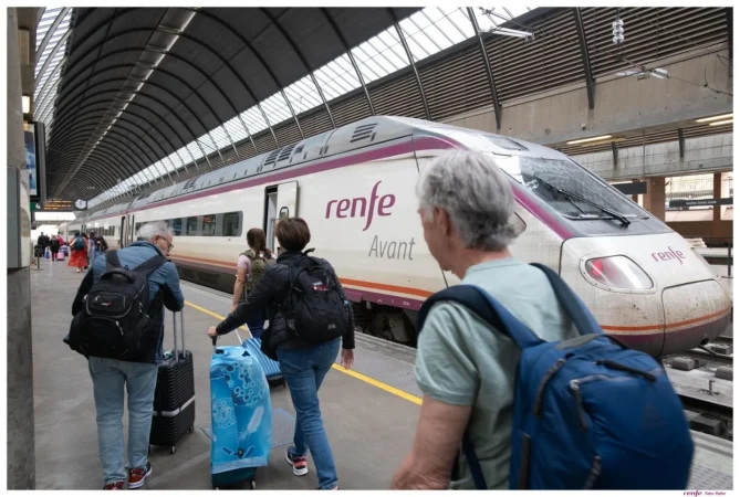 Imagen de un tren Avant de Renfe en Sevilla.
Fuente: Angecias