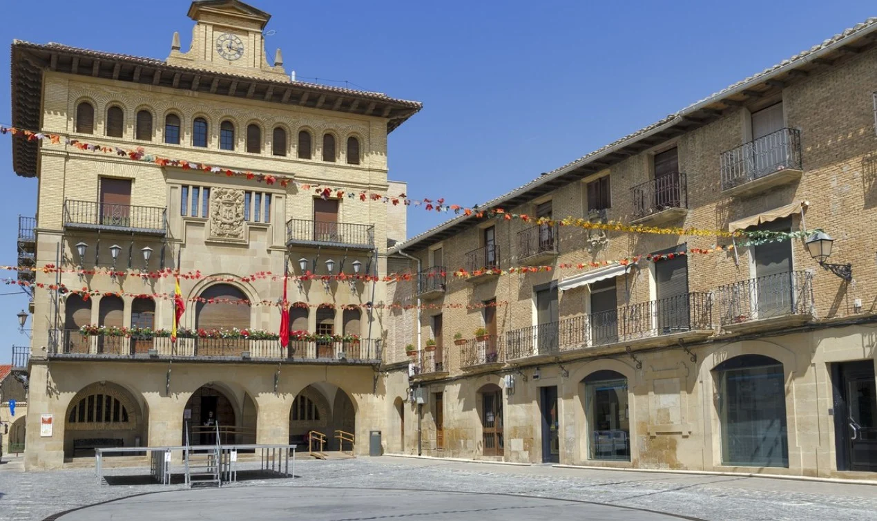 UN CASTILLO DE ENSUEÑO QUE DOMINA EL HORIZONTE NAVARRO