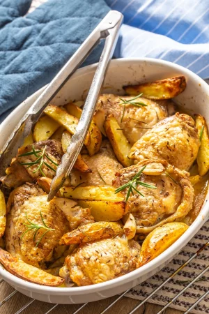 chicken legs roasted with american potatoes baking dish Merca2.es