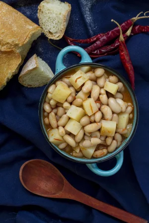 flat lay meal with beans potatoes bread Merca2.es