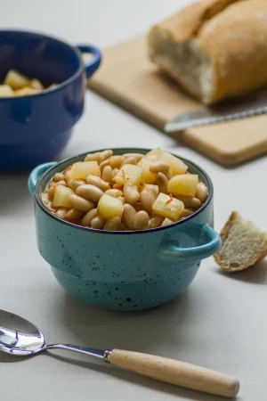 flat lay meal with beans potatoes small pot Merca2.es