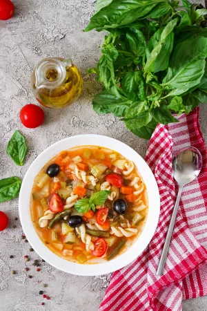 minestrone italian vegetable soup with pasta vegan food top view flat lay Merca2.es