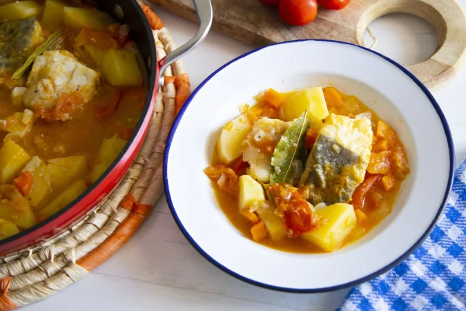 stewed cod with potatoes vegetables traditional northern spanish recipe Merca2.es